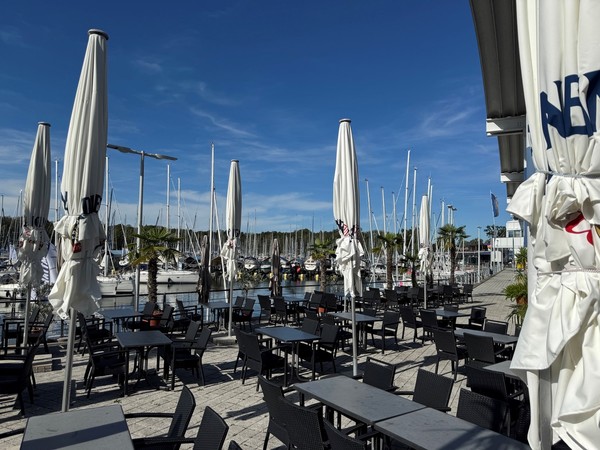 Vorher: Sommer-Terrasse Terrasse im Sommer: leerer Außenbereich am Hafen